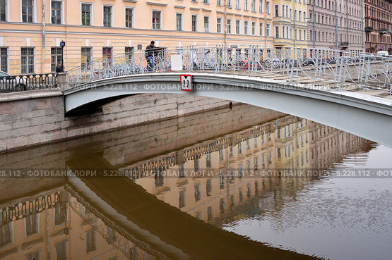 Мучной мост через канал. Петербург (2013 год). Редакционное фото, фотограф Александр Алексеев / Фотобанк Лори