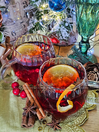 Mulled wine on the Christmas table. Стоковое фото, фотограф Марина Володько / Фотобанк Лори