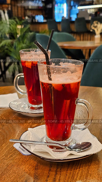 Mulled wine on the Christmas table. Стоковое фото, фотограф Марина Володько / Фотобанк Лори