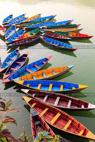 Multi-colored wooden boats on the Phewa lake, Pokhara, Nepal (2015 год). Стоковое фото, фотограф VittoriaChe / Фотобанк Лори