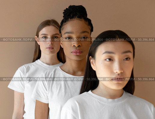 multicultural women posing. Стоковое фото, агентство Ingram Publishing / Фотобанк Лори