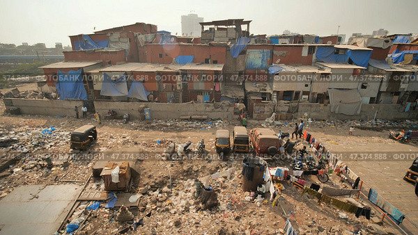Mumbai, India - December 17, 2018 Dharavi slums in east Mumbai. Bandra District, Maharashtra, India. Редакционное фото, фотограф Mikhail Davidovich / Фотобанк Лори