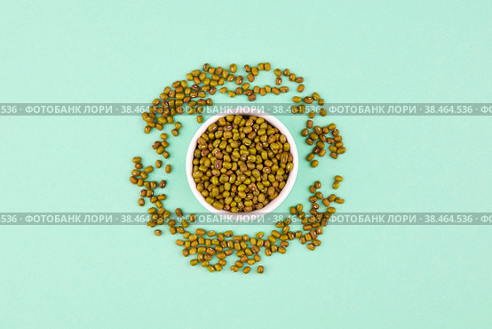 Mung beans in ceramic bowl on a green background. Стоковое фото, фотограф Виктория Тельминова / Фотобанк Лори