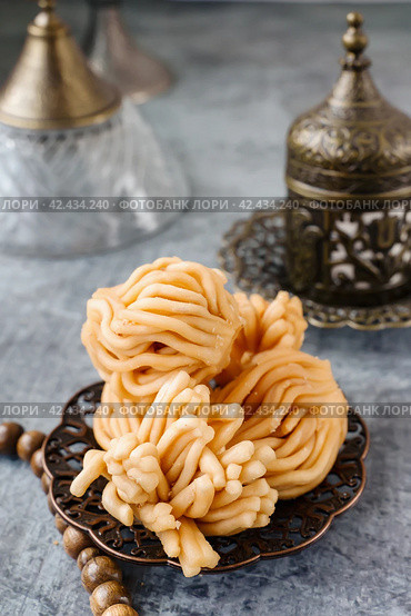 Muslim holiday sweets. Moroccan chebakia, chak-chak and handmade nath. Homemade Muslim sweet baked goods. Стоковое фото, фотограф Оксана Медведева / Фотобанк Лори