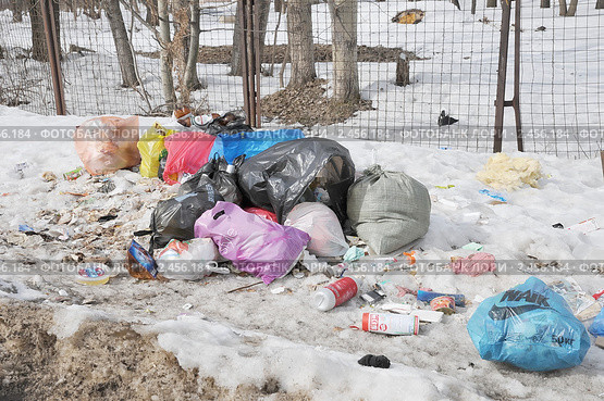 Мусор у дороги. Городские "подснежники" (2011 год). Редакционное фото, фотограф stargal / Фотобанк Лори