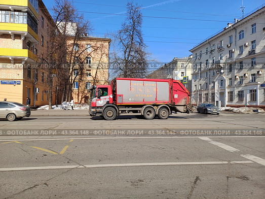 Мусоровоз на дороге. Первомайская улица. Район Восточное Измайлово. Москва (2024 год). Редакционное фото, фотограф lana1501 / Фотобанк Лори