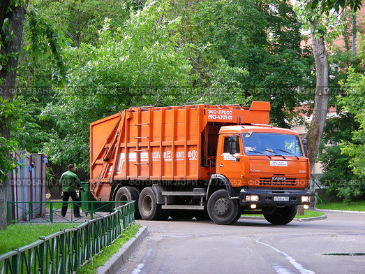 Мусоровоз во дворе домов на Пречистенке. Москва, 2010 год. Редакционное фото, фотограф lana1501 / Фотобанк Лори