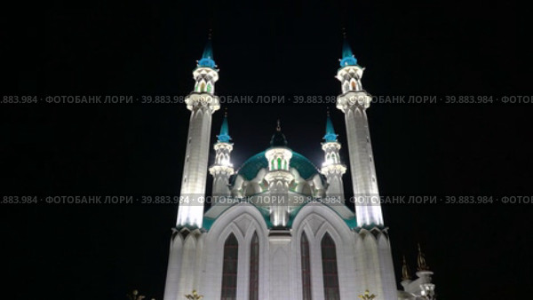 Мусульманская мечеть Кул Шариф в Казани зимней ночью. Фасад. Открывающий вид подъемом камеры. (2023 год). Стоковое видео, видеограф Sergei Gorin / Фотобанк Лори