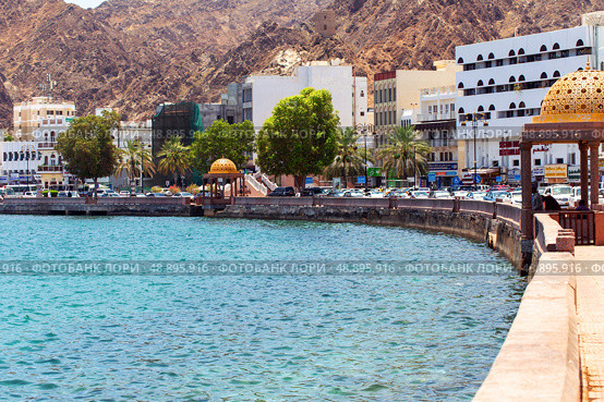 Mutrah Corniche with the Mutrah Fort in Muscat. View of a fort in Muttrah district of Muscat. Sultanate of Oman. Редакционное фото, фотограф Евгений Ткачёв / Фотобанк Лори