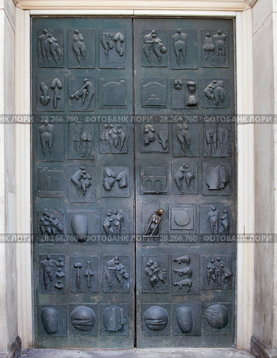 Музей искусств и ремесел (Museum fur Kunst und Gewerbe), Гамбург, Германия. Дверь, украшенная эротическими фигурами. (2015 год). Стоковое фото, фотограф Наталья Николаева / Фотобанк Лори