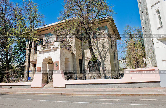 Музей-квартира А. М. Горького (особняк С. П. Рябушинского). Солнечный весенний день. Улица Малая Никитская. Москва (2024 год). Редакционное фото, фотограф E. O. / Фотобанк Лори