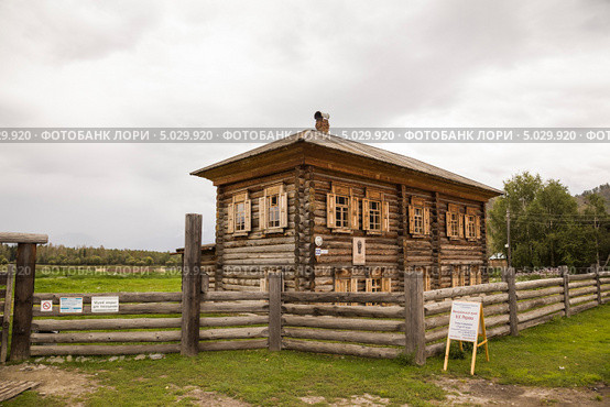 Музей Рериха в поселке Верхний Уймон. Алтай (2013 год). Редакционное фото, фотограф Gagara / Фотобанк Лори