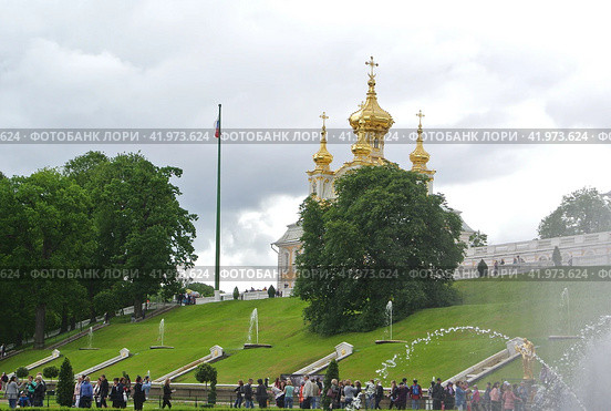 Музей «Церковный корпус»  расположен в Петропавловской церкви (1747-1751) Большого Петергофского дворца. Дворцово-парковый ансамбль «Петергоф» (2017 год). Редакционное фото, фотограф Сергей Елизарьев / Фотобанк Лори