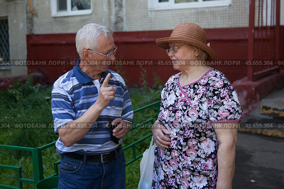 Мужчина что-то объясняет женщине (2018 год). Редакционное фото, фотограф Дмитрий Киселёв / Фотобанк Лори