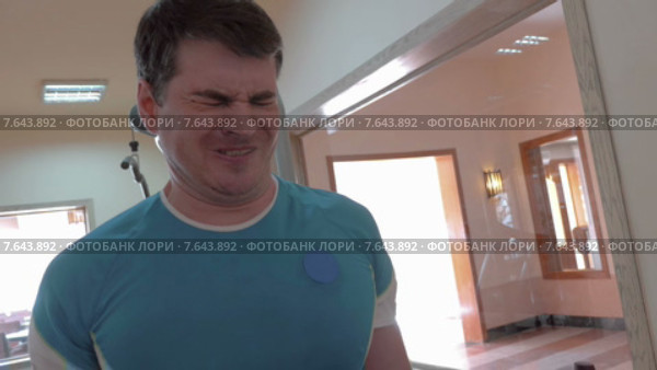 Мужчина делает упражнения со штангой. Стоковое видео, видеограф Данил Руденко / Фотобанк Лори