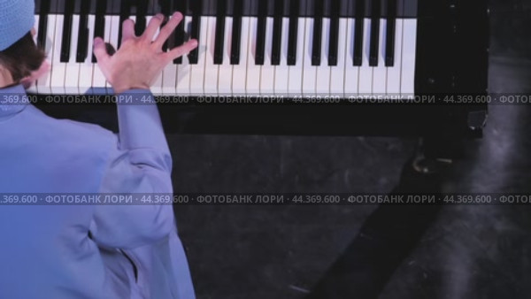 Мужчина играет на пианино. Крупный план пальцев, нажимающих на черные и белые клавиши пианино. Вид сверху. Живое сольное выступление. Стоковое видео, видеограф Воловодов Владимир / Фотобанк Лори