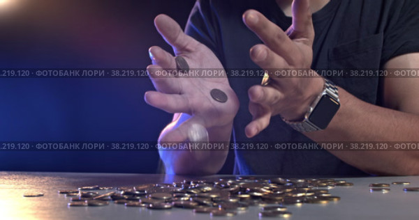 Мужчина рассыпает монеты на столе на черном фоне крупным планом в рапиде. Стоковое видео, видеограф Владимир Захаров / Фотобанк Лори