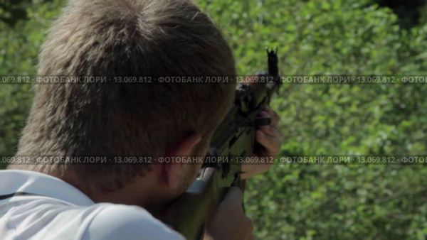 Мужчина стреляет из АК-47. Стоковое видео, видеограф Владислав Корнилов / Фотобанк Лори