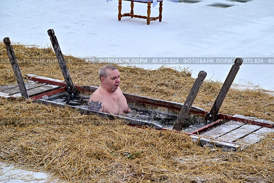 Мужчина в ледяной проруби. Крещение, 19 января. Редакционное фото, фотограф Александр Тараканов / Фотобанк Лори