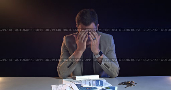 Мужчина в очках просматривает квитанции по очереди на черном фоне в рапиде (2022 год). Редакционное видео, видеограф Владимир Захаров / Фотобанк Лори