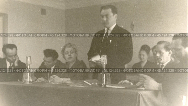 Мужчина выступает в коллективе на собрании. Стоковое фото, фотограф Retro / Фотобанк Лори