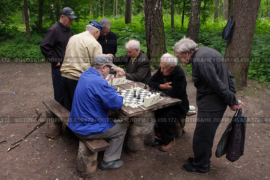 Мужчины за игрой в шахматы (2011 год). Редакционное фото, фотограф Дмитрий Киселёв / Фотобанк Лори
