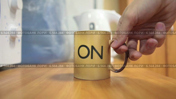 Мужская рука переворачивает чашку с надписью ON на надпись OFF. Стоковое видео, видеограф Кекяляйнен Андрей / Фотобанк Лори