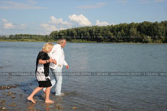 Музыкант Бари Алибасов. Прогулка у реки (2009 год). Редакционное фото, фотограф Free Wind / Фотобанк Лори