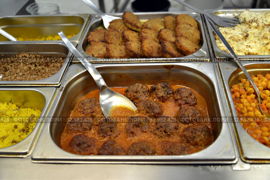 Мясные  блюда на линии раздачи пищи в столовой самообслуживания. Стоковое фото, фотограф Ирина Борсученко / Фотобанк Лори