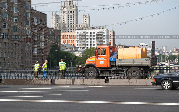 Мытьё парапета на Высокояузском мосту в Москве (2010 год). Редакционное фото, фотограф Алёшина Оксана / Фотобанк Лори