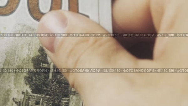 На черном фоне руки отсчитывают стодолларовые купюры. Концепция оплаты наличными. Стоковое видео, видеограф Ярославский Максим / Фотобанк Лори