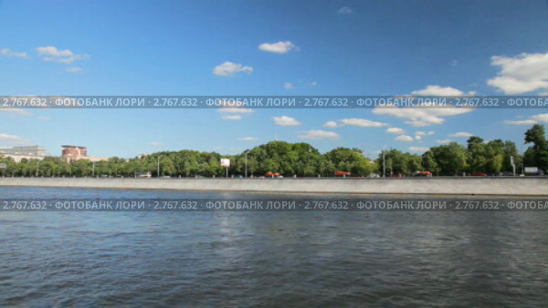 На лодке по Москве-реке. Новодевичий монастырь (2011 год). Стоковое видео, видеограф Кирилл Трифонов / Фотобанк Лори