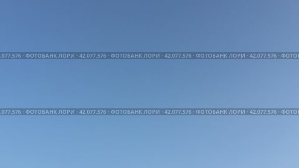 На небе появляются белые облака. Летний солнечный день, по ясному голубому небу иногда пролетают белые пушистые кучевые облака. Они появляются из ниоткуда и исчезают в никуда. Стоковое видео, видеограф Andrew_Swarga / Фотобанк Лори