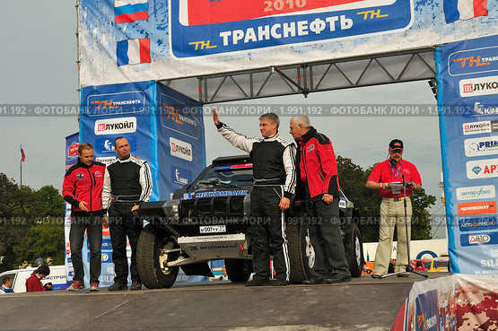 На стартовом подиуме экипаж Павла Логинова (2010 год). Редакционное фото, фотограф Виктор Карасев / Фотобанк Лори