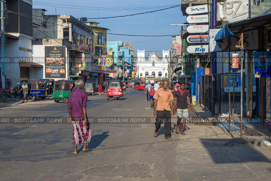 На улице Jampettah Street. Коломбо, Шри-Ланка (2020 год). Редакционное фото, фотограф Виктор Карасев / Фотобанк Лори