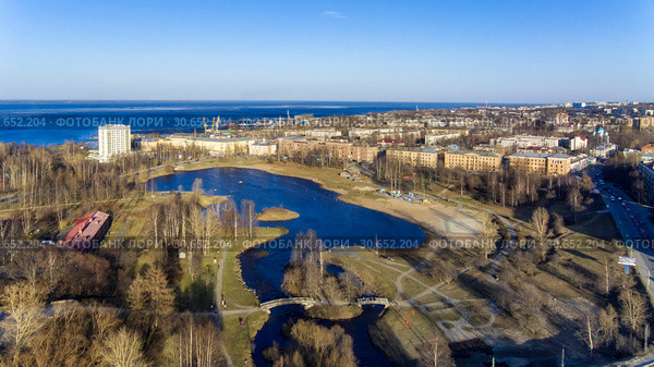 Набережная и пляж вдоль реки Лососинки в центре города весной, вид с воздуха. Стоковое фото, фотограф Sergei Gorin / Фотобанк Лори