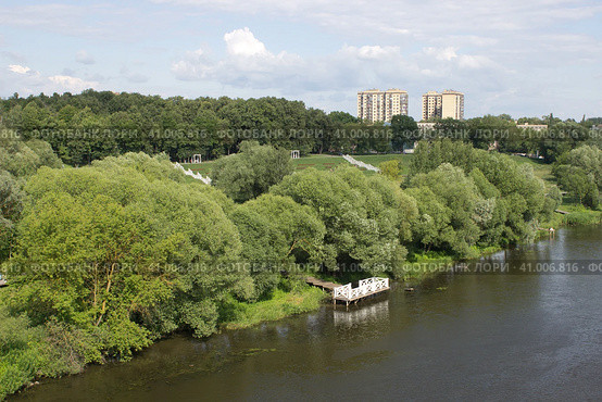 Набережная Москвы-реки. Парк усадьбы Кривякино. Воскресенск, Московская область (2023 год). Редакционное фото, фотограф Елена Орлова / Фотобанк Лори