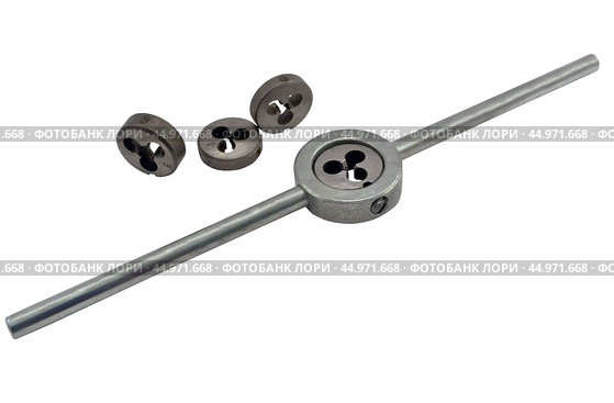 Набор инструментов для нарезания резьбы на белом фоне. Instrument for cutting of screw-thread. Стоковое фото, фотограф Татьяна Д / Фотобанк Лори