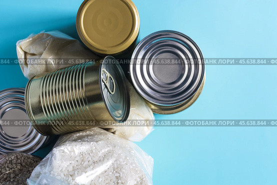 Набор продуктов длительного хранения. Различные крупы и консервы крупным планом на светлом фоне. Стоковое фото, фотограф Лозовая Людмила / Фотобанк Лори