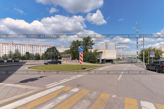 Начало Центрального проспекта Зеленограда. Дорожная разметка на асфальте, дорожные знаки, голубое небо, белые облака (2024 год). Стоковое фото, фотограф Сергей Никифоров-Гордеев / Фотобанк Лори