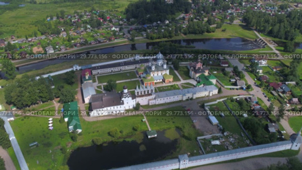Над Тихвинским Успенским монастырем (съемка с квадрокоптера). Ленинградская область, Россия (2018 год). Стоковое видео, видеограф Виктор Карасев / Фотобанк Лори