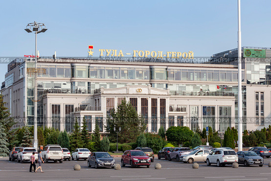 Надпись "Тула — город-герой" на фасаде здания комитета ЗАГС.   г. Тула, пл. Ленина, 2 (2025 год) Редакционное фото, фотограф Юлия Кутыгина / Фотобанк Лори
