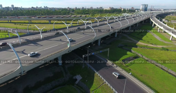 Надземная эстакада автомобильной дороги Западного Скоростного Диаметра (ЗСД). Санкт-Петербург (2017 год). Стоковое видео, видеограф Кекяляйнен Андрей / Фотобанк Лори