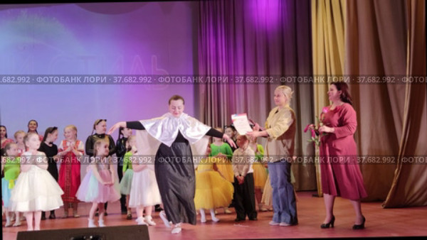 Награждение детей на сцене в доме культуры на праздничном мероприятии. Awarding children on stage at the House of Culture at a festive event. Редакционное видео, видеограф Мария / Фотобанк Лори