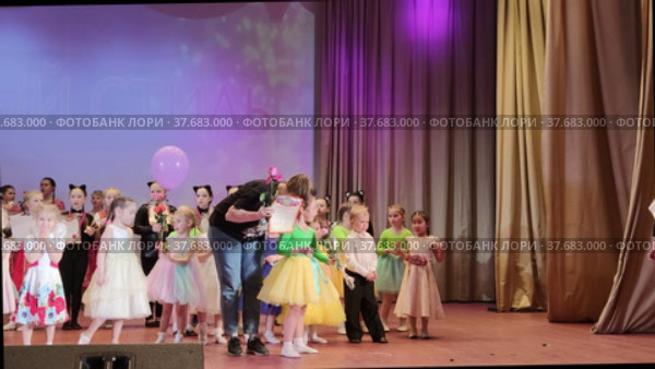 Награждение детей на сцене в доме культуры на праздничном мероприятии. Awarding children on stage at the House of Culture at a festive event. Редакционное видео, видеограф Мария / Фотобанк Лори