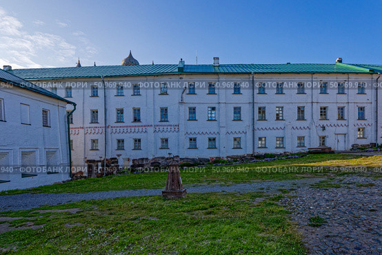 Наместнический корпус с проездными Спасскими воротами,  XVII - XIX века. Памятник архитектуры федерального значения № 321220004550396. Архангельская область, Приморский район, остров Большой Соловецкий, набережная бухты Благополучия, дом 1, корпус 8. Стоковое фото, фотограф Александр Селезнев / Фотобанк Лори