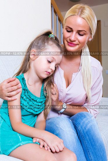 Nanny calming a fretful child. Стоковое фото, фотограф Яков Филимонов / Фотобанк Лори