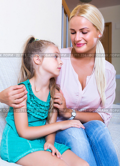 Nanny calming a fretful child. Стоковое фото, фотограф Яков Филимонов / Фотобанк Лори