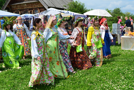 Народные гуляния на праздник Троицы в Суздале (2013 год). Редакционное фото, фотограф Овчинникова Ирина / Фотобанк Лори