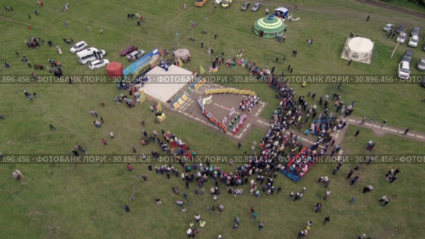 Народные гуляния в Башкирии - сабантуй - праздник плуга. Вид с воздуха. Folk festivals in Bashkiria - Sabantuy - the holiday of the plow. Aerial view. Стоковое видео, видеограф Евгений Романов / Фотобанк Лори